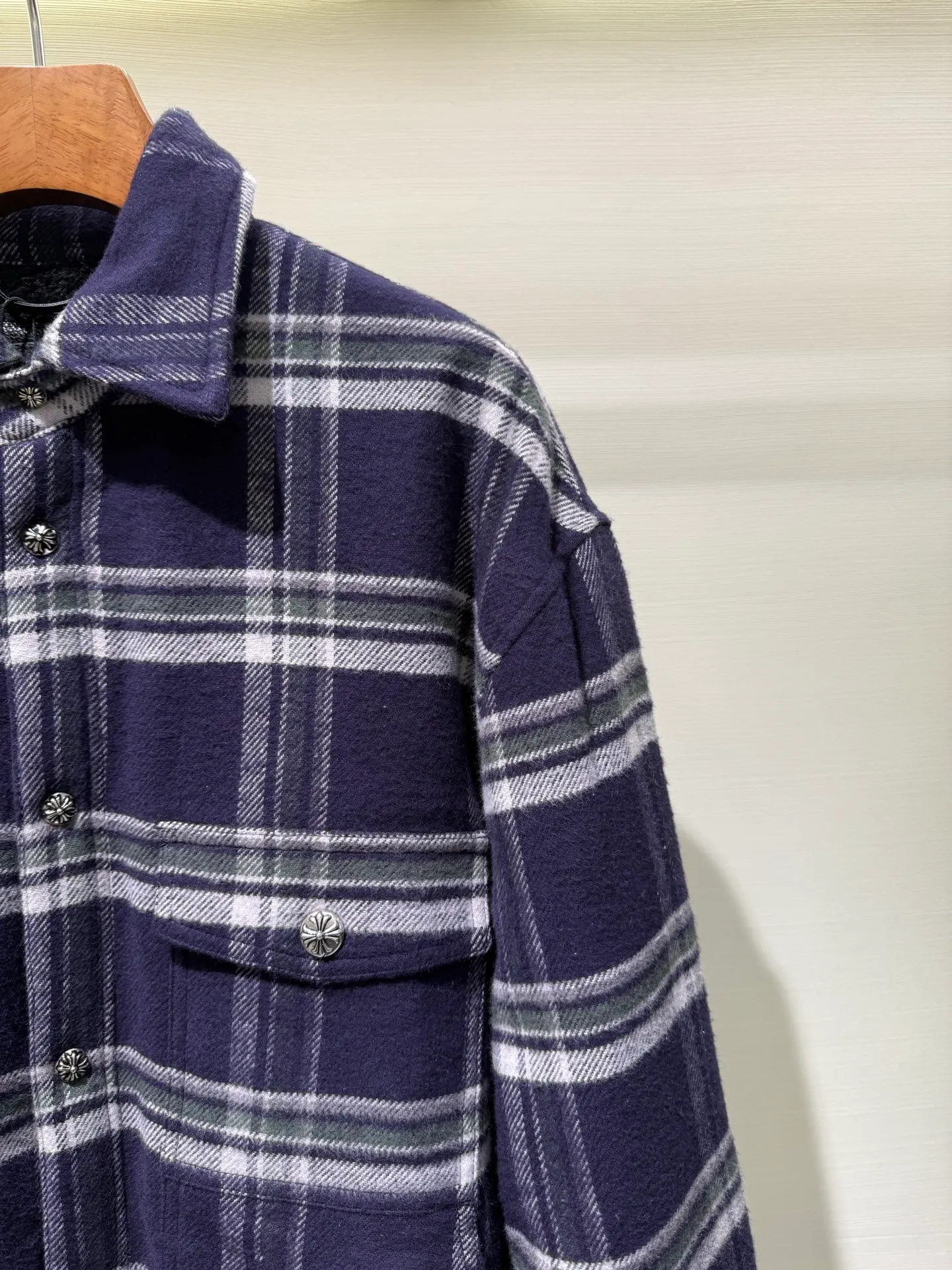 P680 Chrome Hearts Chrome Hearts Plaid Velvet Distressed Button Shirt Jacket Chrome Hearts Chrome Hearts FW25 plaid long-sleeved shirt combines the classic distressed cross logo buttons to show a unique brand style. It adopts a long-sleeved design, suitable for wearing in autumn and winter, showing a fashionable and casual style to increase the comfort and fashion of wearing.  Fabric: 100% cotton 100% polyester Craftsmanship: Customized distressed hardware, symmetrical plaid tailoring Size: S M L XL 3331517